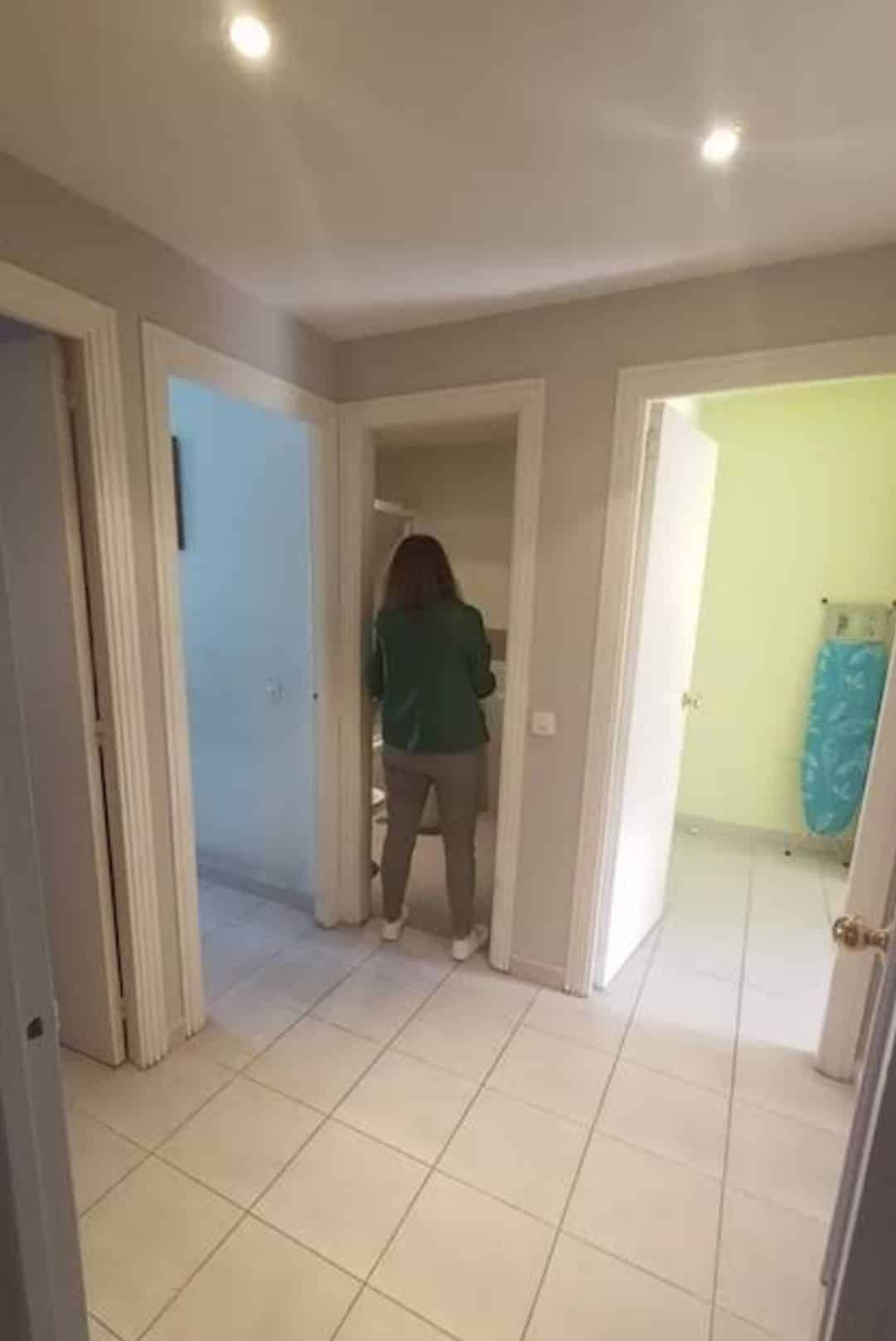 Ana Sanz Blesa midiendo una vivienda para hacer el proyecto de home staging